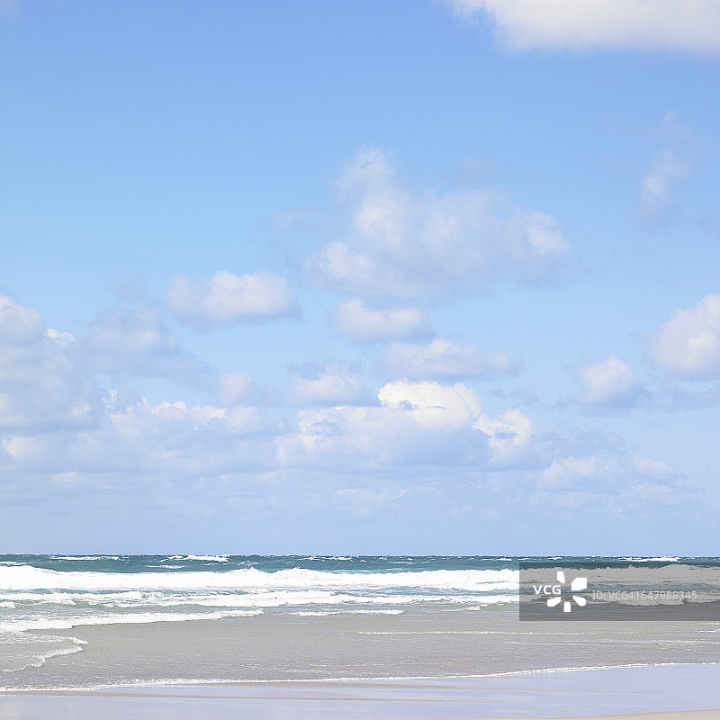 海滩波涛汹涌的海景图片素材