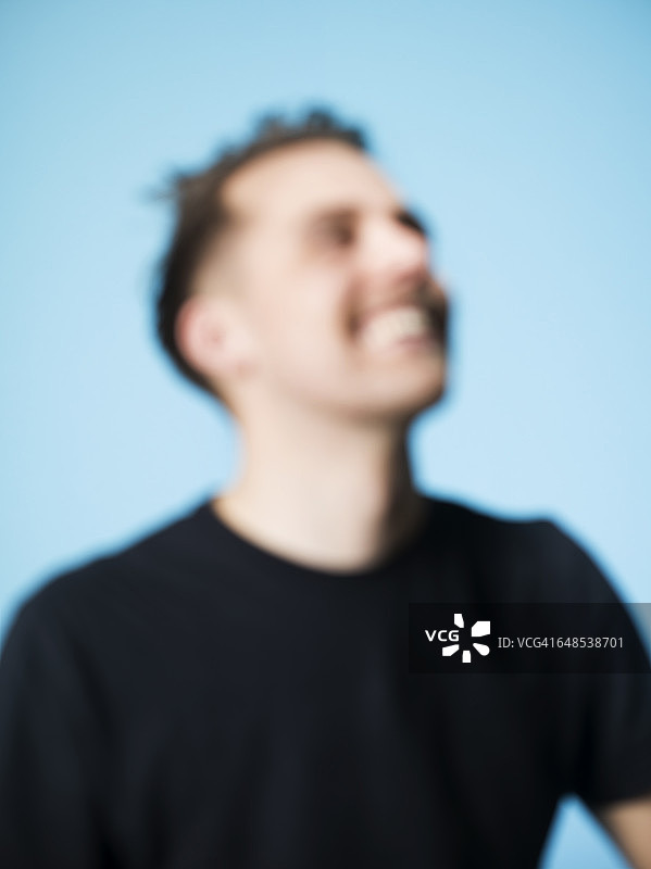 微笑的男性头部模糊肖像图片素材