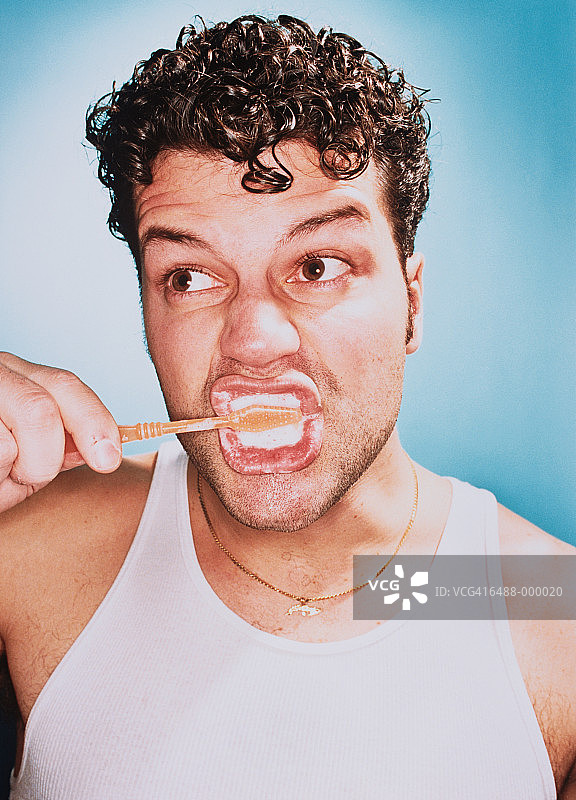 男人刷牙图片素材