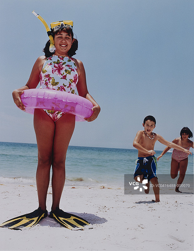 孩子们在海滩上玩耍图片素材