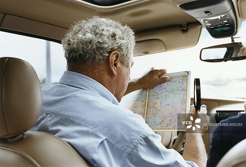 在车里看地图的男人图片素材