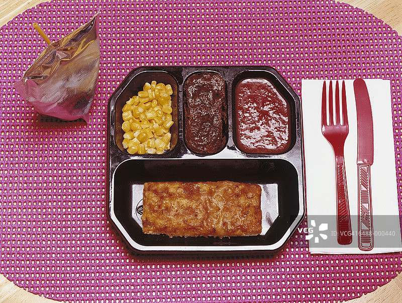 含果汁的电视晚餐烤宽面条图片素材