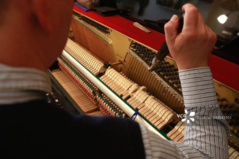 钢琴调音师在工作图片素材