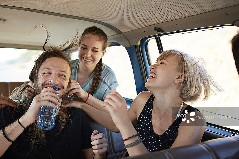 朋友们在车内一起欢笑图片素材