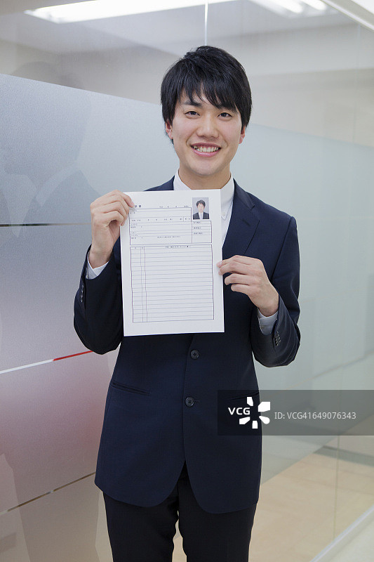 拿着简历的日本大学生图片素材
