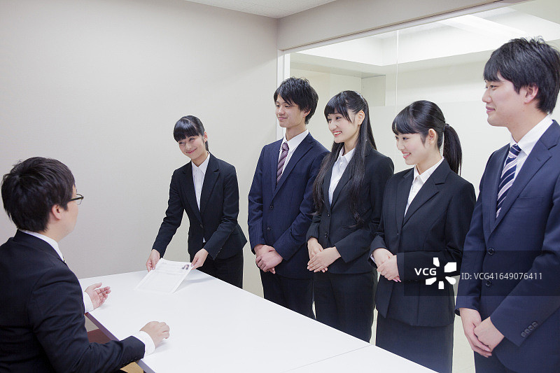 接受采访的日本大学生图片素材