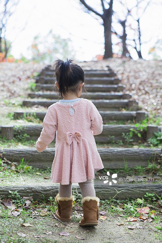 日本女孩爬楼梯图片素材