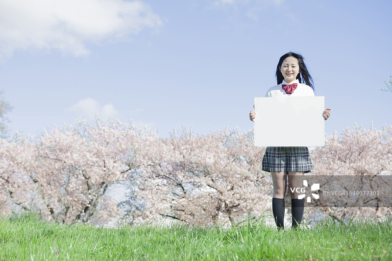 站在白板前的日本高中生图片素材