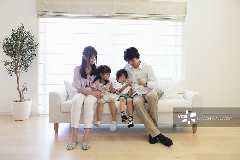 日本家庭坐在沙发上图片素材