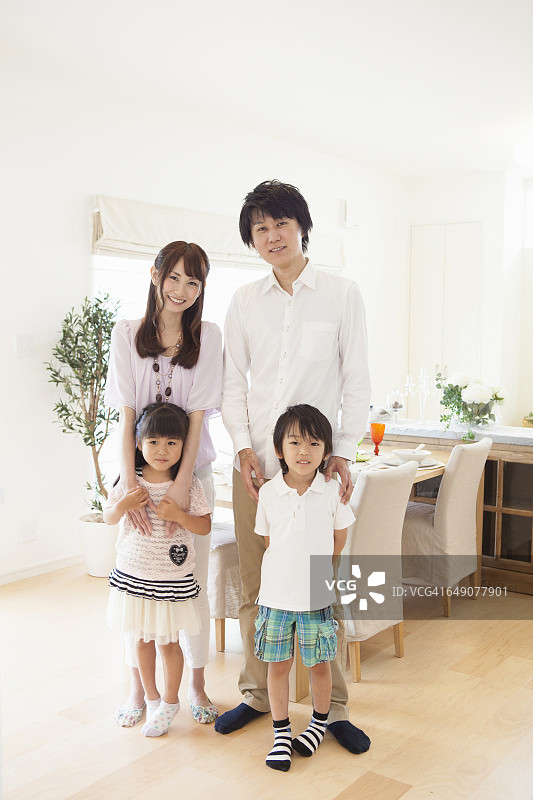 日本家庭站在客厅里图片素材