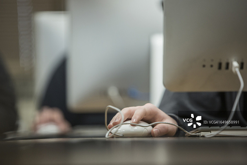 学生在教室使用电脑鼠标的特写图片素材