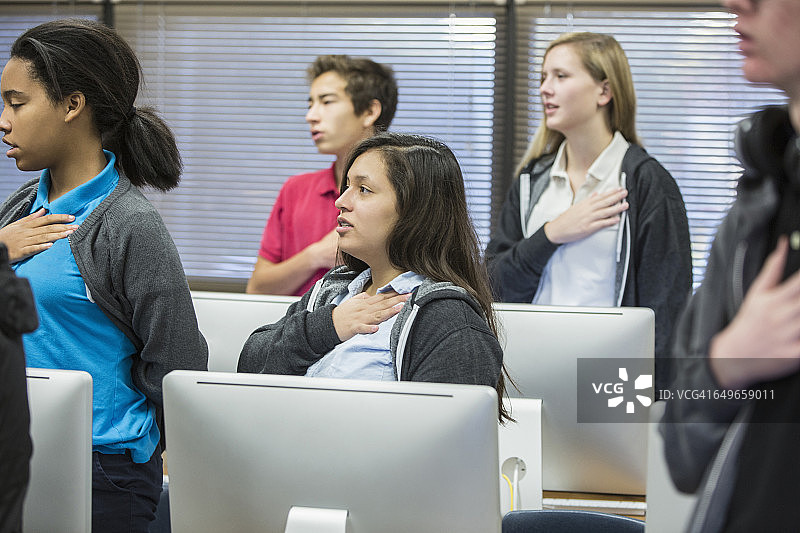 学生在教室里背诵效忠誓词图片素材