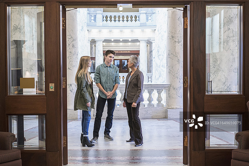 白人家庭参观国会大厦图片素材