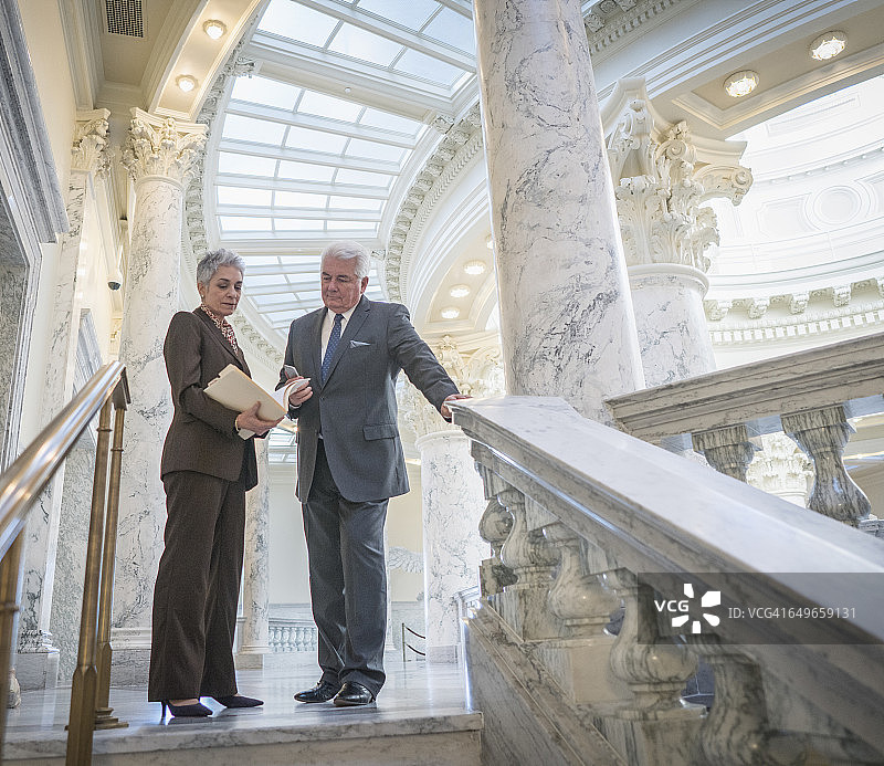 在国会大厦讲话的白人参议员图片素材