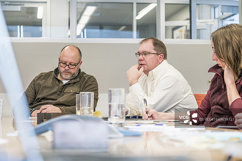 商务人士参加办公室会议图片素材