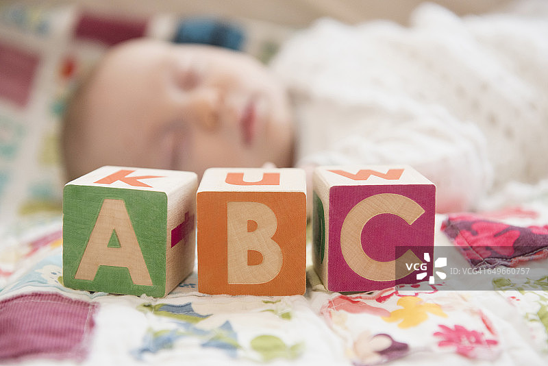 在木块附近小睡的白人婴儿图片素材