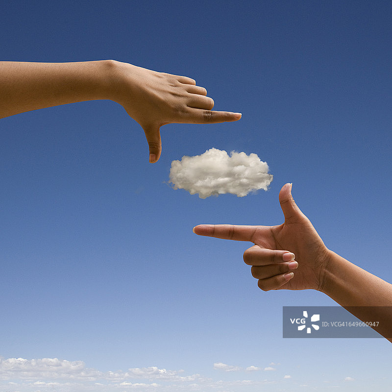 用手指在云彩周围做框架的混血女人图片素材