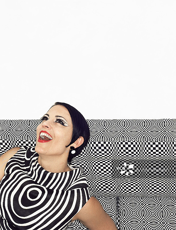 穿着复古图案连衣裙的大笑女人图片素材