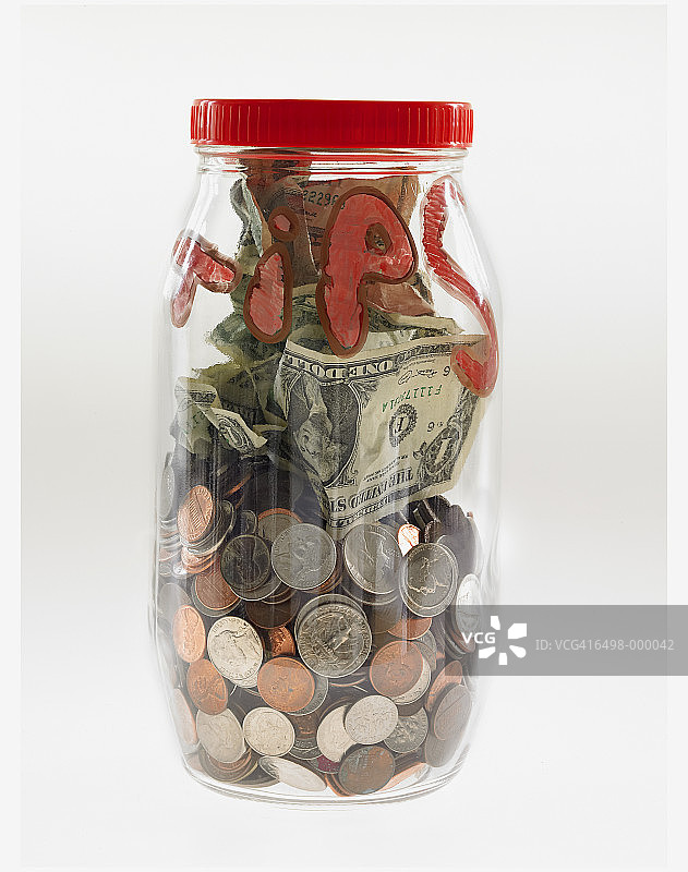 装满钱的小费罐图片素材