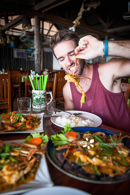 在白马市享用新鲜捕获的螃蟹午餐图片素材