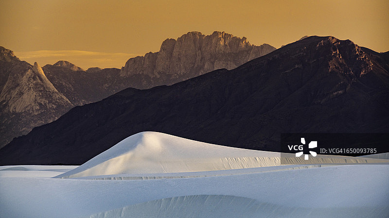 大型沙丘和圣安地列斯山脉图片素材