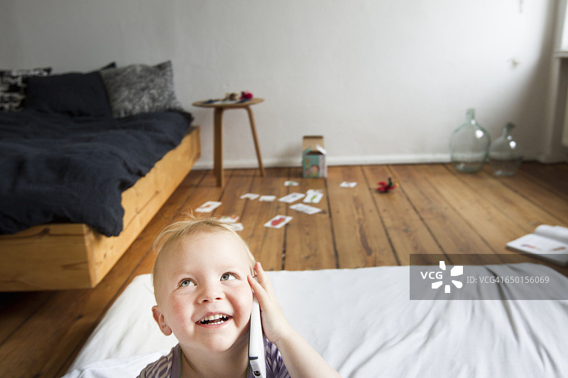 女婴打电话开心地笑图片素材