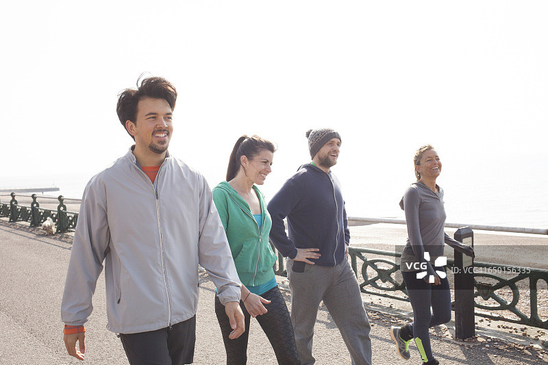 男女跑步者在布莱顿海滩准备跑步图片素材