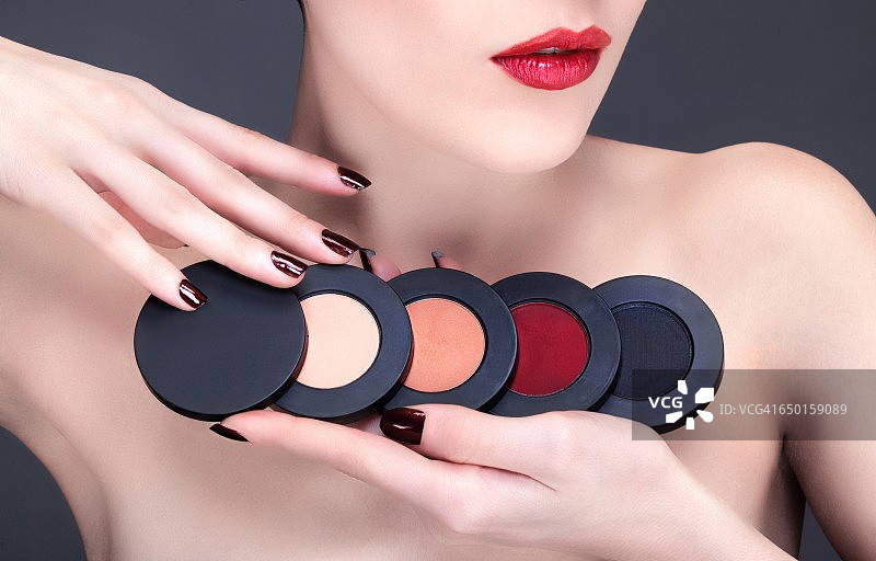 年轻女人有各种腮红图片素材