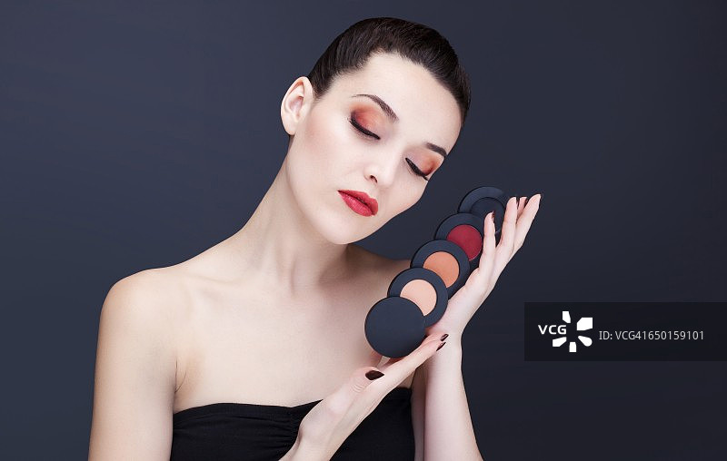 年轻女人有各种腮红图片素材