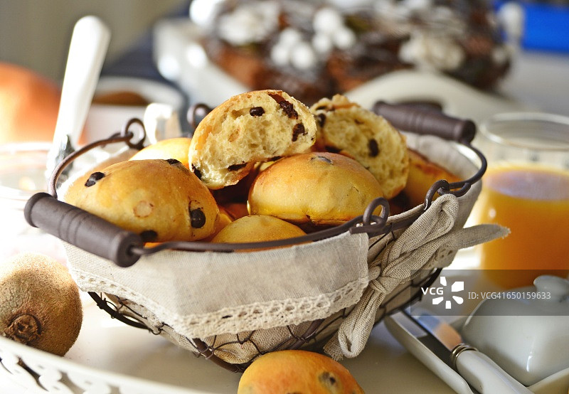 篮子里的自制新鲜巧克力面包图片素材