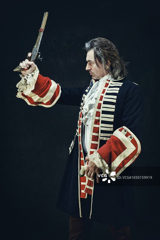 身穿制服的龙骑兵，侧面像，手持步枪，准备决斗图片素材