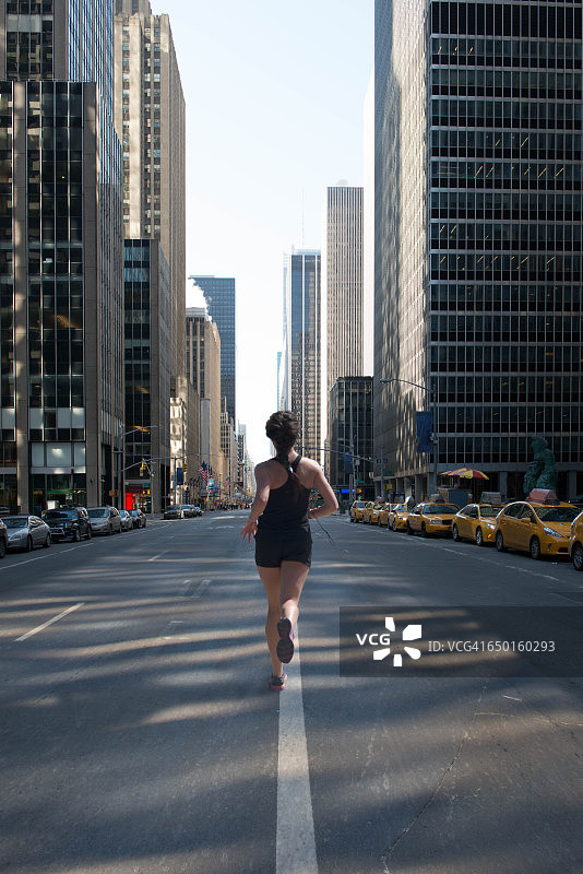 在纽约曼哈顿美洲大道（第六大道）慢跑的女子背影图片素材