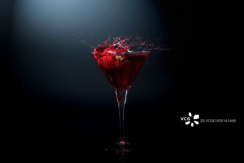 草莓在马提尼酒杯中飞溅图片素材