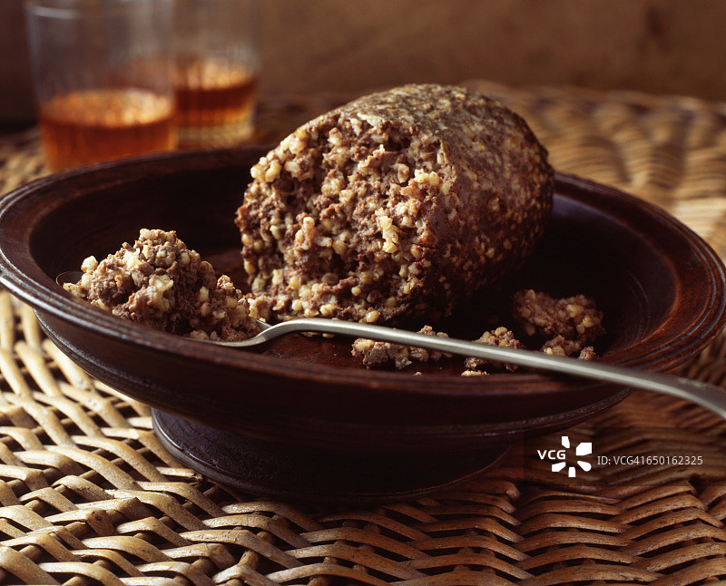 碗里的肉馅羊肚杂碎与威士忌酒杯图片素材