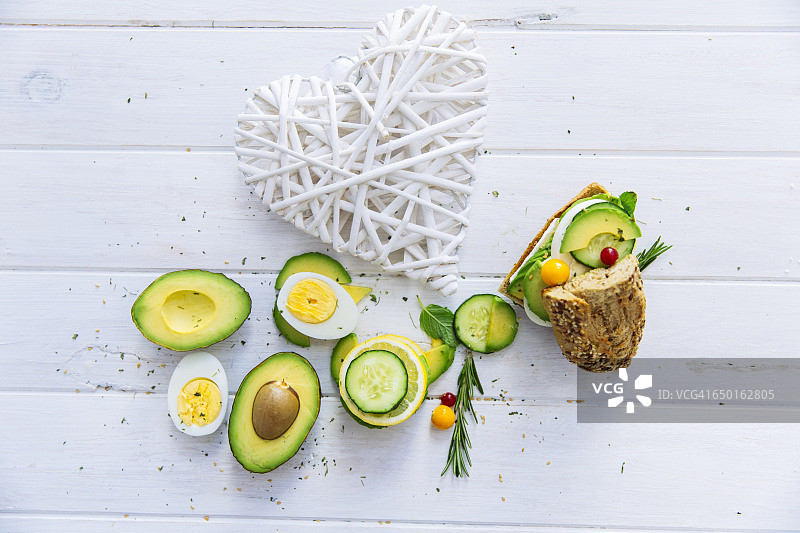 带有心形装饰的鳄梨、鸡蛋和黄瓜三明治图片素材