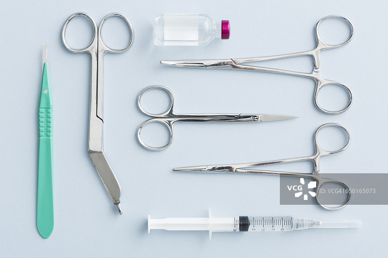 手术剪刀、手术刀和注射器的影棚照片图片素材