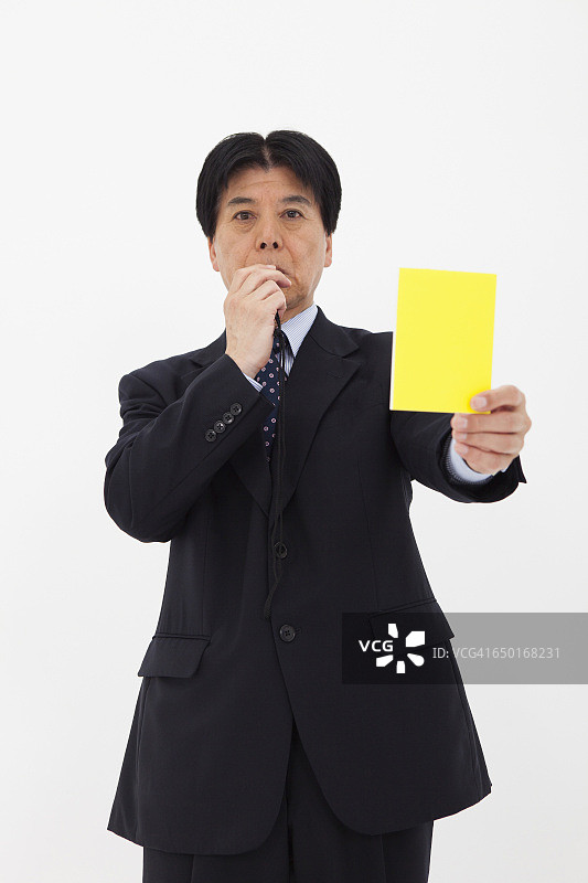 日本男人出示黄牌图片素材