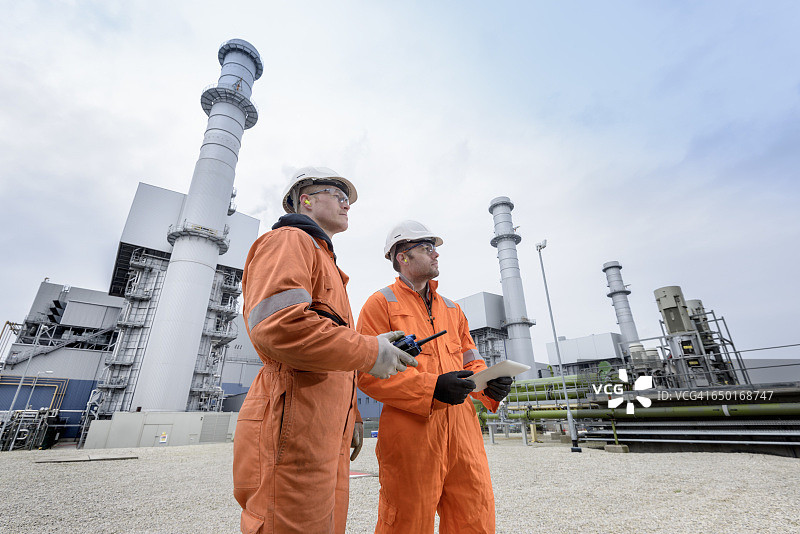 燃气发电站的工人们图片素材