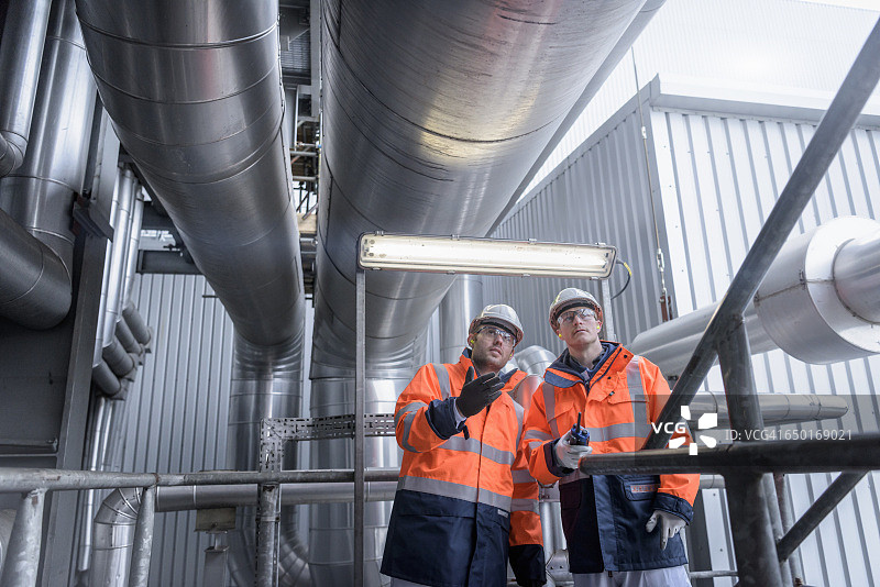 燃气发电站的工人图片素材