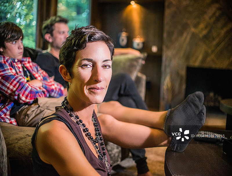 和丈夫儿子坐在客厅里的女人肖像图片素材