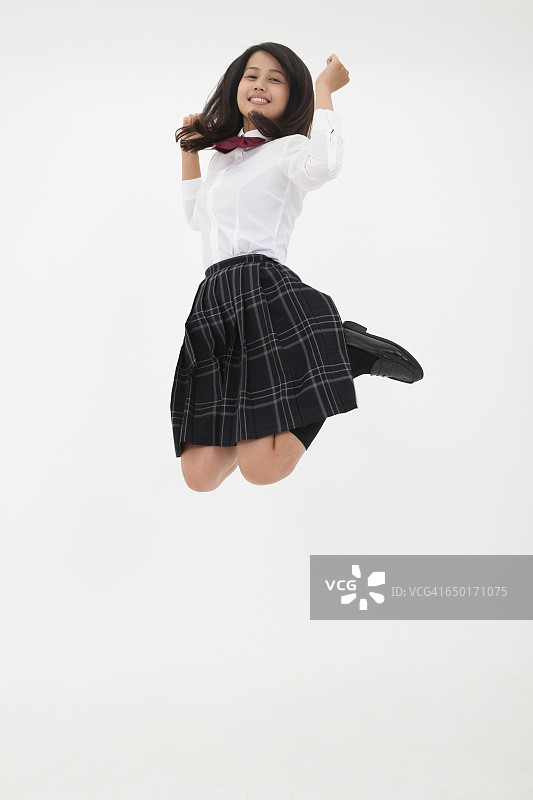 跳跃的日本高中生图片素材