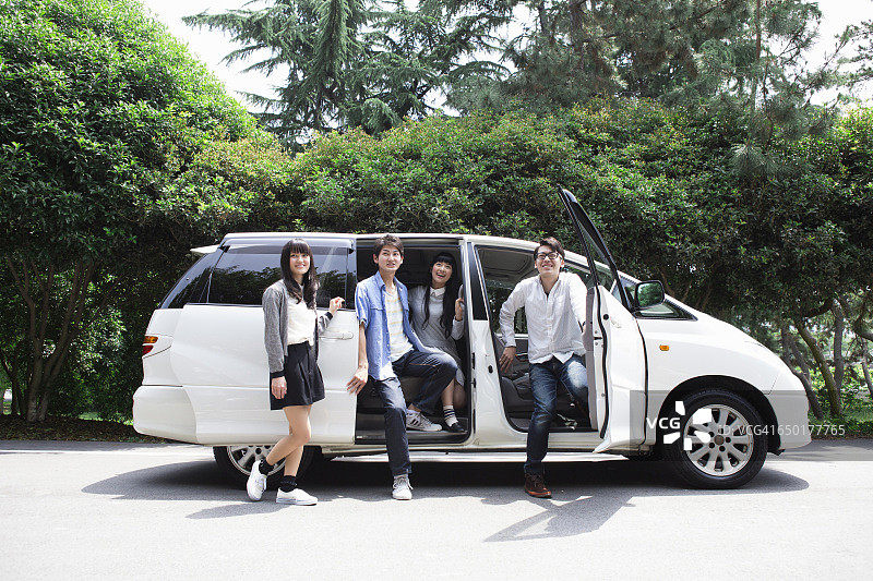 从汽车上下来的日本学生图片素材