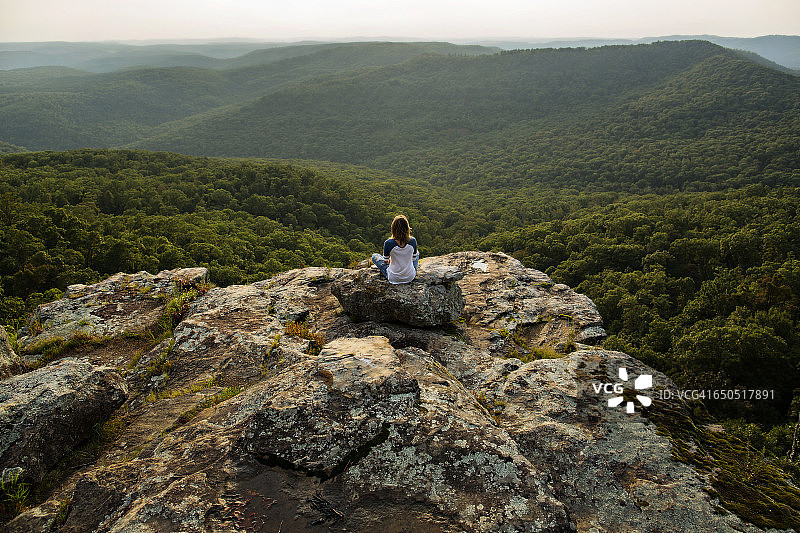 年轻女人在山顶冥想图片素材
