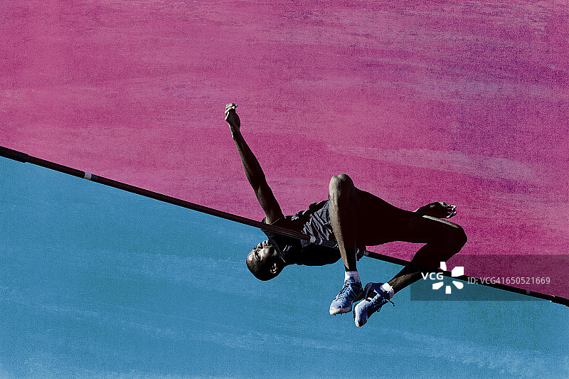 男人正在跳高图片素材