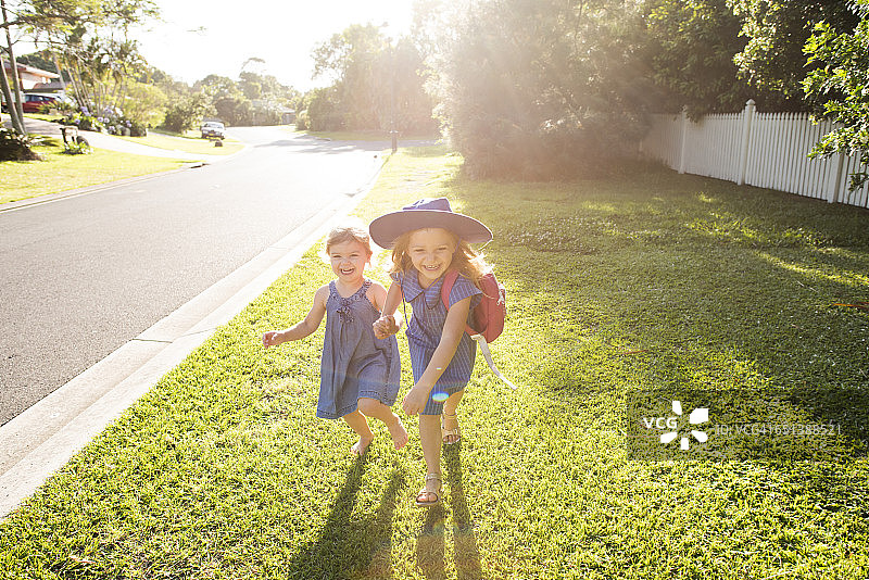 小女孩和姐姐在澳大利亚上学路上图片素材