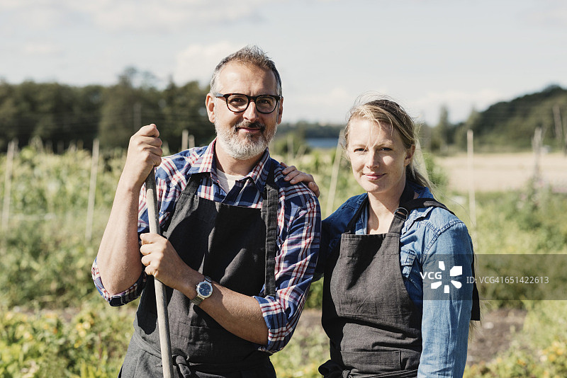 幸福农民在有机农场合影图片素材