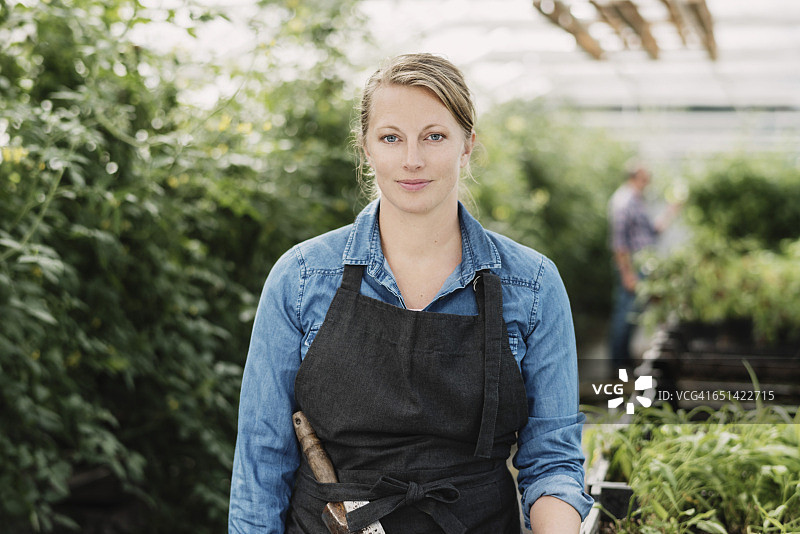 站在温室里自信的女园丁的肖像图片素材