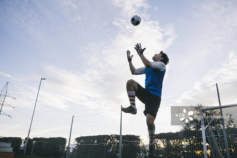 守门员试图接住足球图片素材