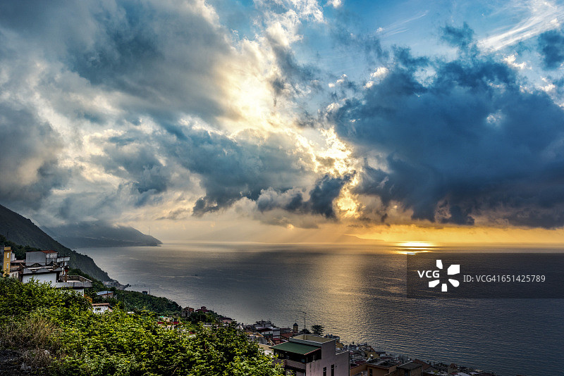 意大利卡拉布里亚第勒尼安海上的雨云图片素材