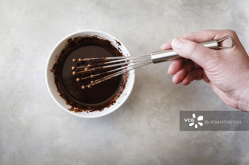 碗里的巧克力糖霜、可可、可可脂和蜂蜜图片素材